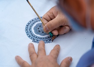 比赛现场,参赛工匠制作蜡染作品.人民网 涂敏摄