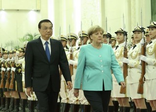 6月13日，国务院总理李克强在北京人民大会堂同来华进行正式访问的德国总理默克尔举行会谈。这是会谈前，李克强在人民大会堂北大厅为默克尔举行欢迎仪式。