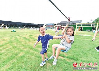 　　亲子游乐区内，孩子们在尽情玩耍。长沙晚报通讯员 胡超 摄