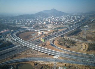 沪蓉高速公路汤山互通担负着南京市域通勤交通和过境交通转换的重要任务，也是紫东地区对外重要枢纽。 南报融媒体记者 徐琦摄 