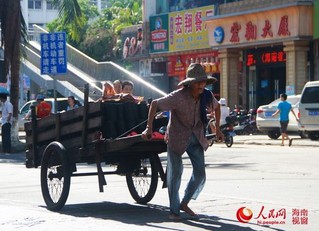椰城七旬勤劳阿婆每日赤脚板车拉煤"周宗贵摄"