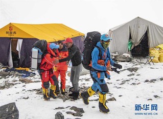 （2020珠峰高程测量）（1）修路运输队员突破北坳天险 预计12日修通顶峰路线