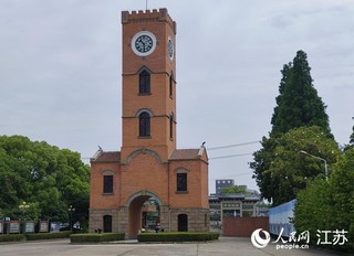 大生纱厂旧址钟楼与码头牌坊隔道并立，共历百年风雨。人民网 张瀚天摄