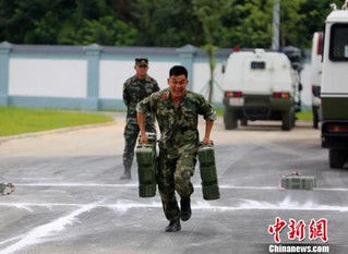 图为:李云昊正进行负重组合练习 李家霖 摄