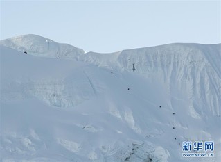 （2020珠峰高程测量）（4）修路运输队员突破北坳天险 预计12日修通顶峰路线
