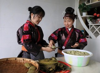 周启英（右）等正在制作三月粑。.jpg