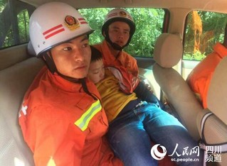 6岁男孩高烧不止 遇救援大队已被送往九寨沟医院救治
