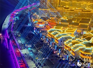 吉水县上下老街历史文化街区夜景璀璨，游客如织。人民网 朱海鹏摄