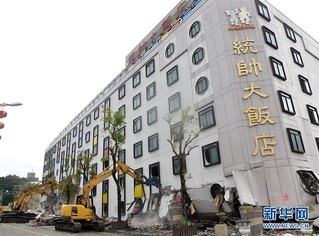 （突发事件后续）（1）台湾花莲动用大型机械清理无人地震灾害现场