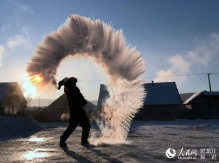 12月3日，在黑龙江省漠河县北红村，北极边防派出所官兵在-40℃极寒天气里，泼水成冰，挑战极寒。褚福超 摄