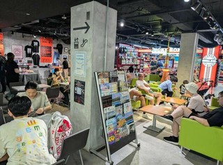 7月19日下午，一些游客在东京塔内避暑纳凉。(图片来源:《朝日新闻》)
