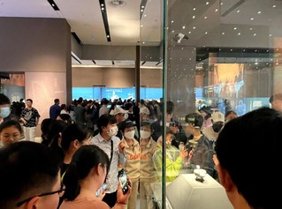 游客在博物馆参观。戴越摄