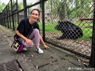 卢靖姗出生在香港,成长于演艺世家,母亲是中国人,父亲roy horan是