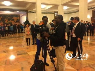 中国共产党第十九次全国代表大会开幕会场外，外国记者为采访忙碌着。（人民网记者 余清楚 摄）