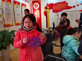 【网络媒体走转改】写对联、剪窗花 构筑党旗下的邻里情