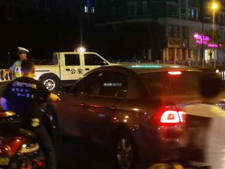 交警目前已经在丰潭路文二路口设卡对交通进行疏导。