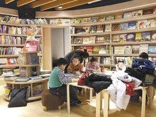 春节假期在北京王府井新华书店阅读的儿童. 本报记者 李婧璇 摄
