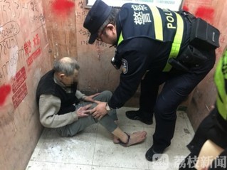 南京八旬老人走失 三天后被发现赤脚躺在电梯里