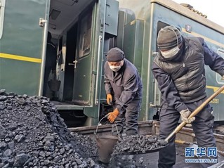（图文互动）绿皮火车上煤工：每天拎2000多桶煤只为温暖回家路