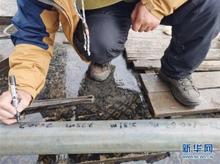 （图文互动）（2）我国首次在西藏高原成功钻取百米湖芯