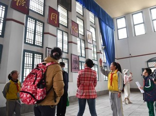 3月28日，参观者在陕西延安杨家岭革命旧址参观。