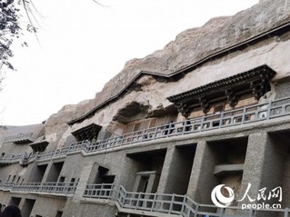 在洞窟外可看到从宋代保留至今的木檐。人民网记者 赵光霞摄