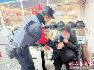 　　特警将李女士带到岗亭，为其倒上一杯温水，陪她聊天让其情绪稳定下来。　　警方供图