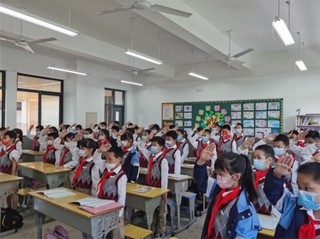 屏西小学同学在班级升国旗.jpg