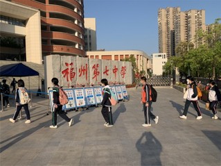 沐浴着春光，福州七中同学走进校门 学校供图.jpg