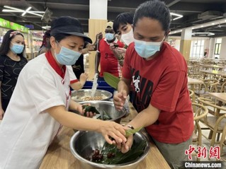 图为留学生们尝试包粽子。　张婧璇 摄