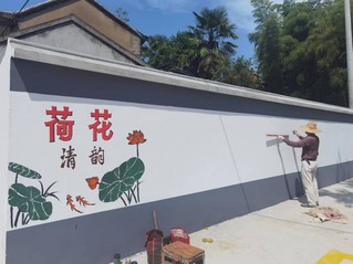 图为合作社承建美丽村庄项目正在绘画文化墙