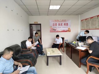 图为武穴市纪委监委在花桥镇开展“躺平式”问题专项整治监督检查