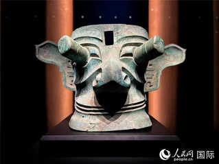 三星堆博物馆展出的青铜纵目面具。人民网记者 羡江楠摄