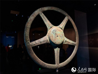 三星堆博物馆展出的青铜太阳形器。人民网记者 羡江楠摄