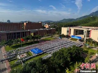 9月1日，中国科学院大学(国科大)2024级新生开学典礼在北京怀柔举行，国旗飘扬，校旗入场。中新网记者 孙自法 摄