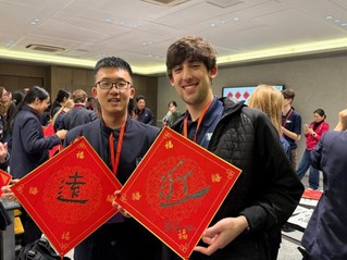 3月20日，路耘溥和海登·约翰逊在石家庄外国语学校的中国文化体验课上展示毛笔字。（受访者供图）