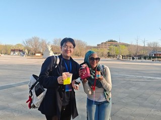 3月20日，米亚蒙·艾拉瓦德和霍伯铭交换礼物并合影。新华社记者 陆君钰 摄