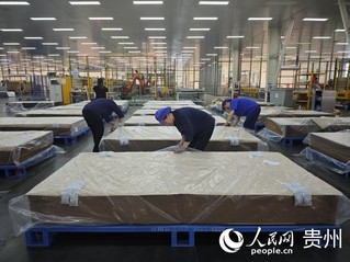 贵州黔玻永太新材料有限公司生产车间。人民网 黄小桃摄