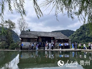 游客正在参观安顺屯堡村寨。人民网 陈洁泉摄