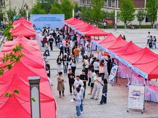 招聘会现场。