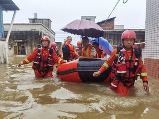 6月21日，在广东韶关市曲江区樟市镇铁厂村，消防救援人员转移被困群众。（新华社发 周思涛 摄）