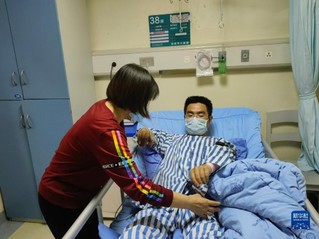 9月26日，在四川大学华西医院创伤医学中心普通病房里，甘宇母亲陈为淑照顾病床上的甘宇。新华社记者 董小红 摄