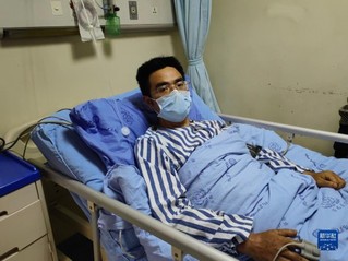 9月26日，在四川大学华西医院创伤医学中心普通病房里，甘宇在病床上休息。新华社记者 董小红 摄