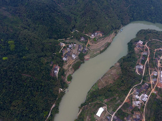 空中俯瞰广西岑溪市波塘镇杨亦村黄华河.