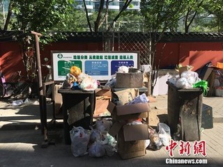 资料图：北京农光里小区内垃圾随意堆放。汤琪 摄