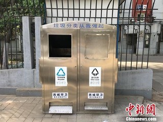资料图：北京西城区一街道旁的垃圾箱。汤琪 摄