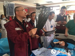 四川省骨科医院的专家在九寨沟县中藏医院为灾区受伤的病人会诊