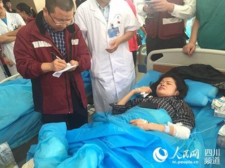 四川省骨科医院的专家在九寨沟县中藏医院为灾区受伤的病人会诊。