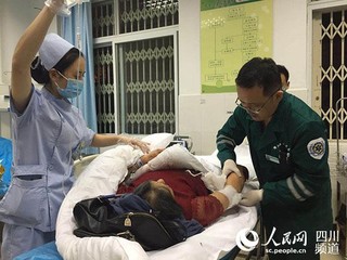 九寨沟县人民医院的医务人员正在开展手术救治。