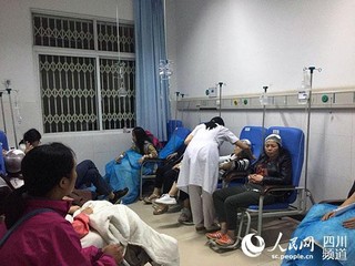 九寨沟县人民医院的医务人员正在开展手术救治。
